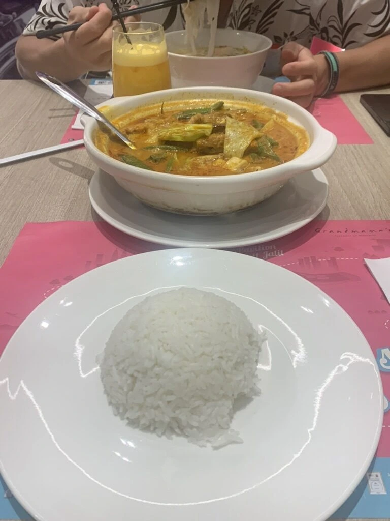 クアラルンプールのGrandmama'sのカレーと丸く盛ったご飯