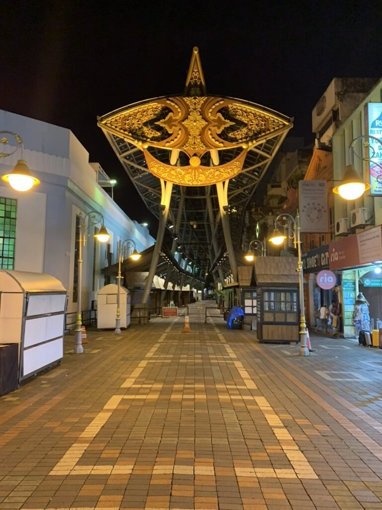 夜のクアラルンプール・カストゥーリ・ウォークのアーケードと凧の形の飾り