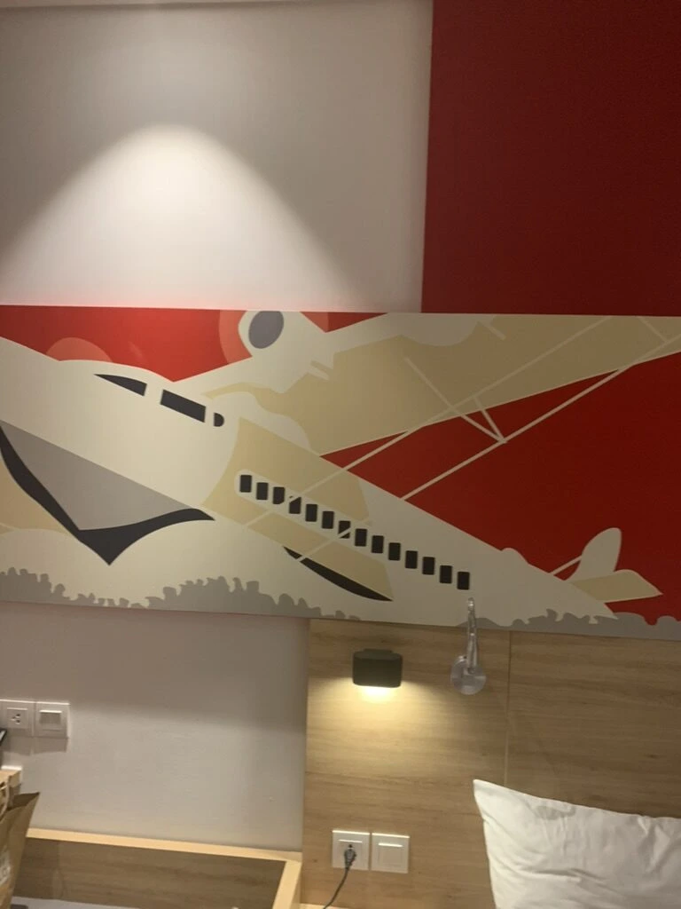 イビス サイゴン エアポートの客室の壁に描かれた飛行機の絵