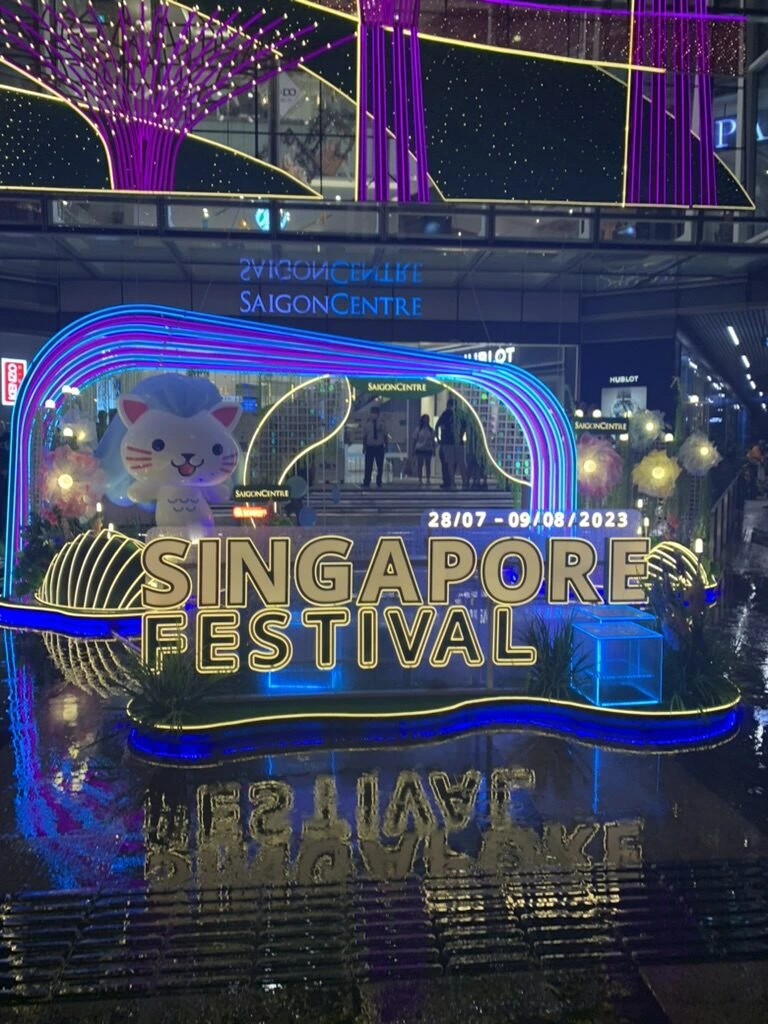 ホーチミンのサイゴンセンター前のSINGAPORE FESTIVALの電飾
