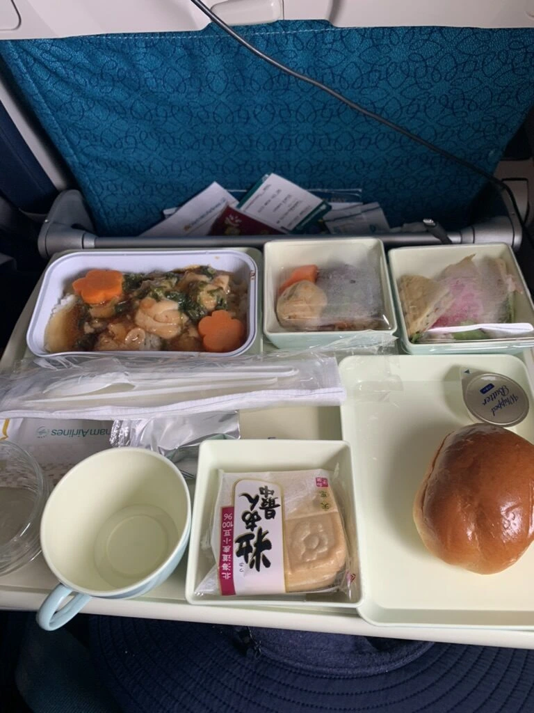 VN321の機内食トレー。あんかけのご飯、パン、小鉢、粒あん最中