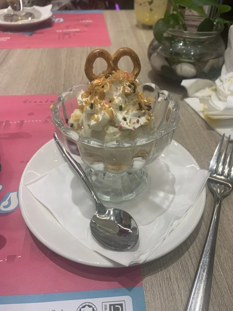Grandmama'sの、プレッツェルがのったアイスクリームのデザート