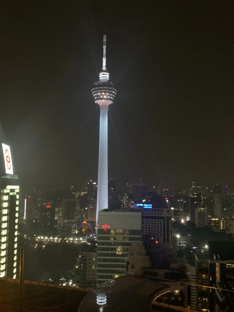 ヘリラウンジバーから見た夜のKLタワーと周りのビル