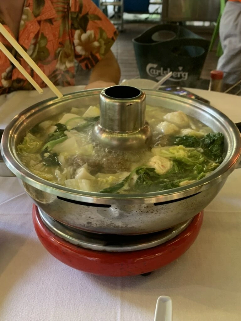 Hakka 客家飯店の煙突のついた鍋で煮えるスチームボート