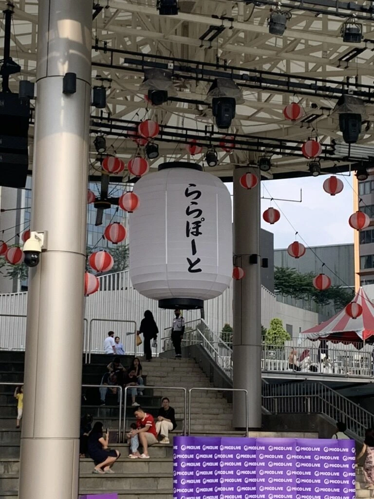ららぽーとブキッ・ビンタン シティセンターの、ららぽーとと書かれた大きな提灯と赤い提灯の飾り