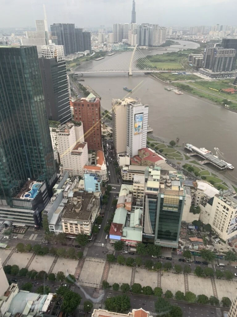 ホーチミンの高層階から見たサイゴン川と橋、遠くの超高層ビル