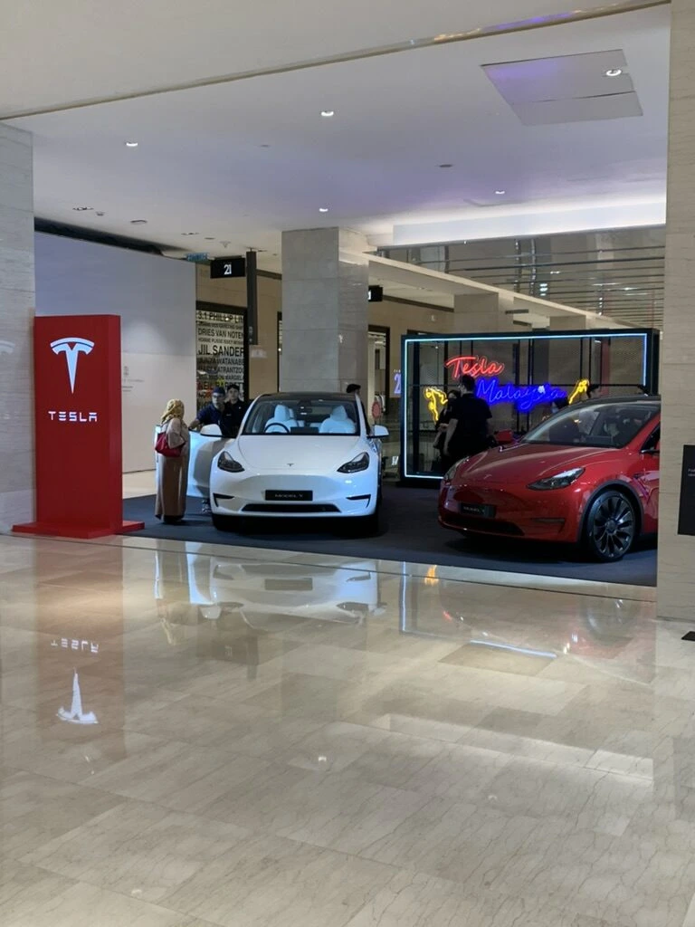 クアラルンプールのモールの一角に展示された白と赤のテスラ