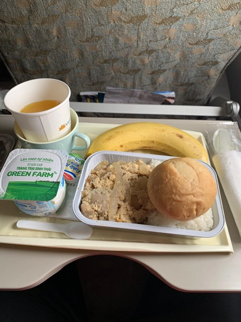 ホーチミン→クアラルンプールVN677の機内食。ご飯とおかず、パン、バナナ、ヨーグルト