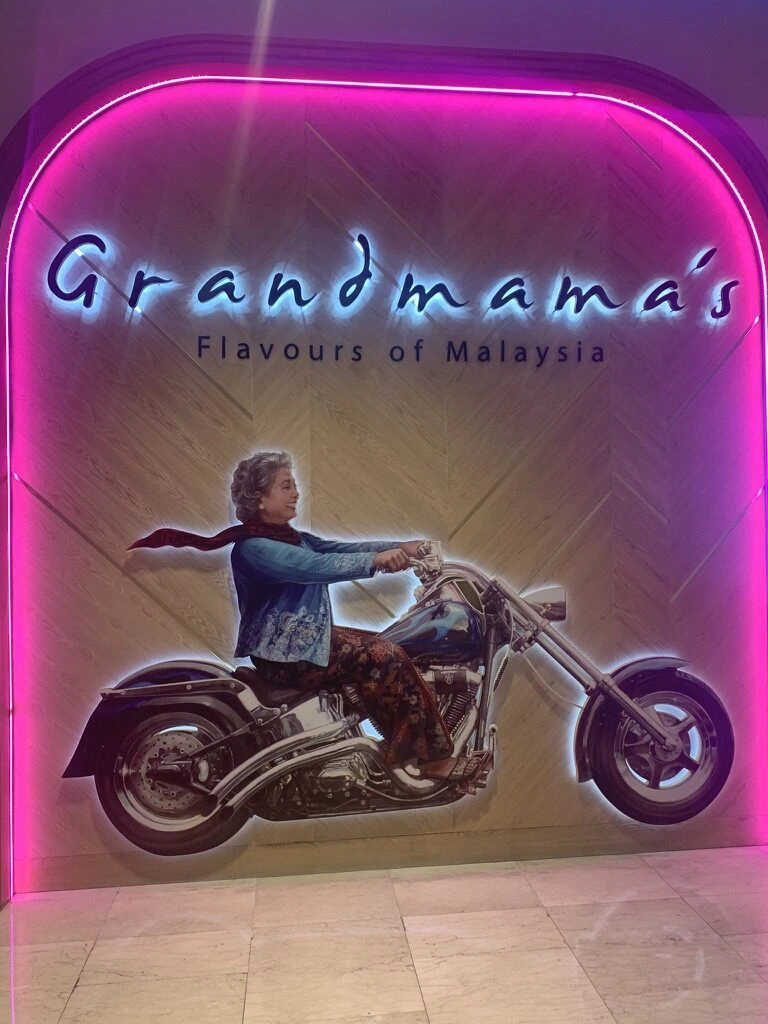 ピンクのネオンで囲まれたGrandmama's Flavours of Malaysiaの看板