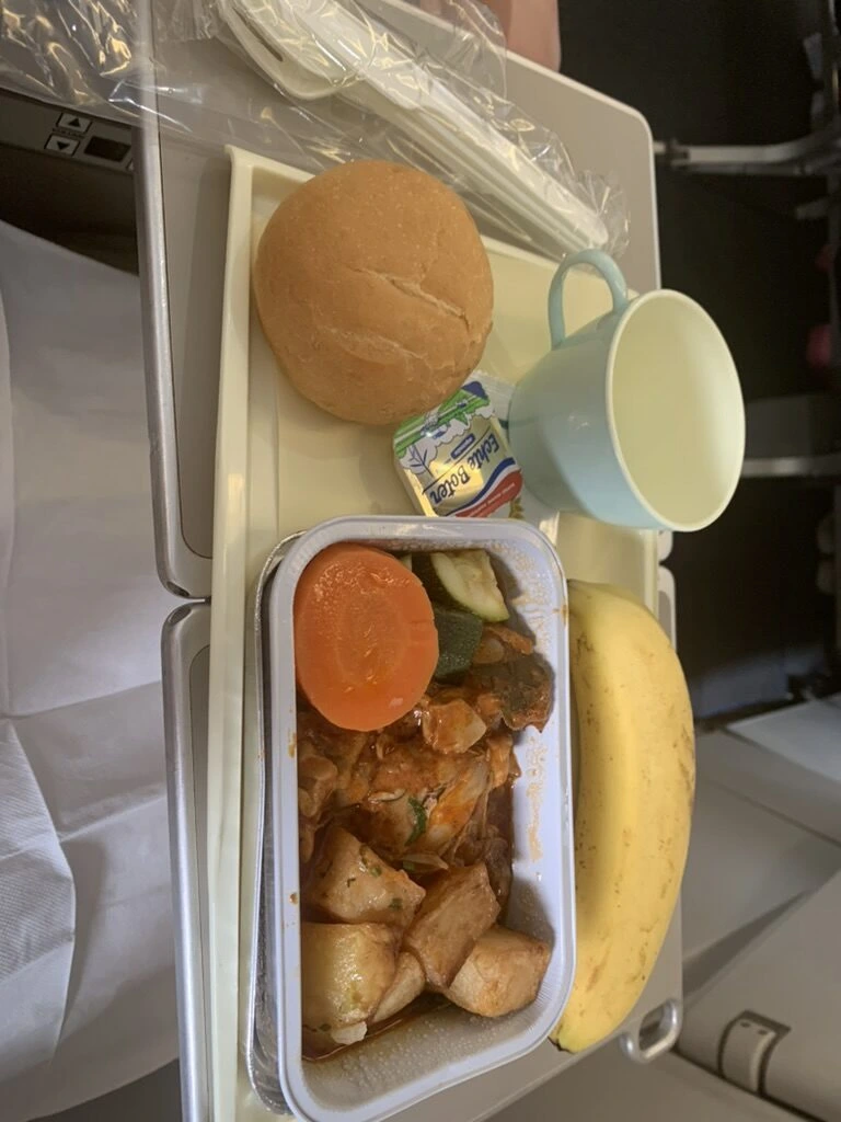 クアラルンプール→ホーチミンVN676の機内食。煮込み、パン、バナナ