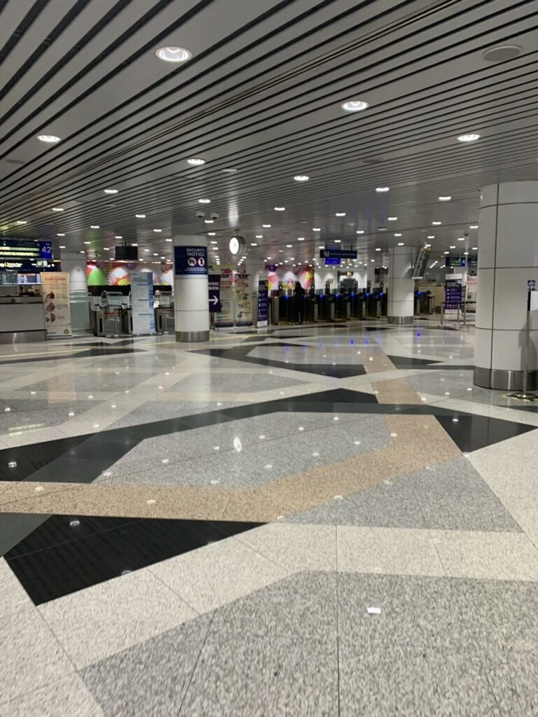 クアラルンプール国際空港の到着エリアの広い通路