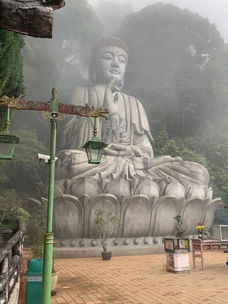 ゲンティンハイランドの霧の中のチンスイ洞窟寺院の大仏