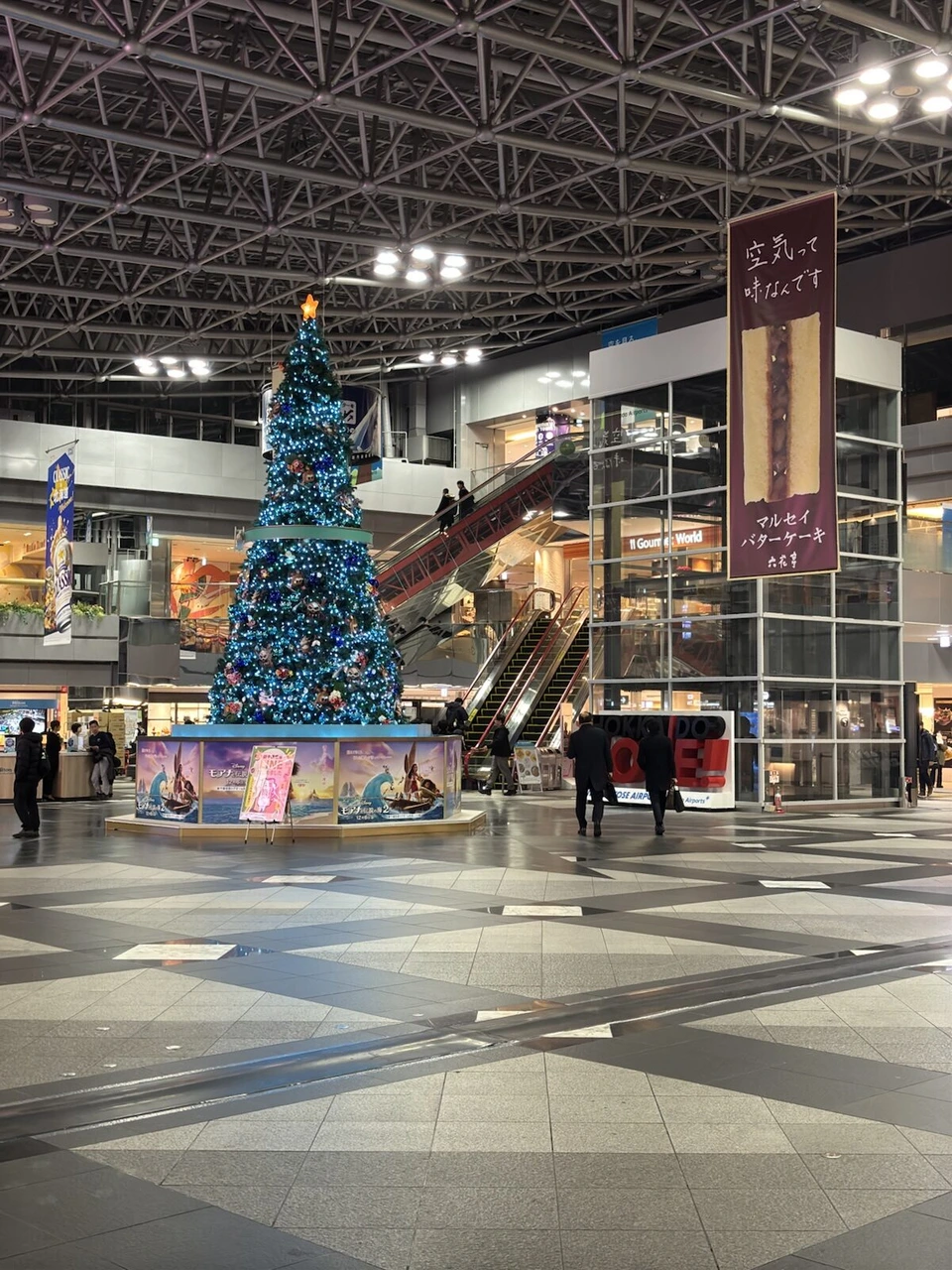 新千歳空港の国内線ターミナル。吹き抜けの中央に青いクリスマスツリー