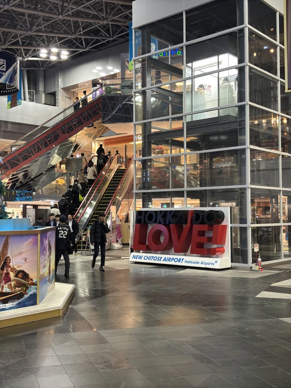 新千歳空港のエスカレーター横にあるHOKKAIDO LOVE!の赤い立体文字