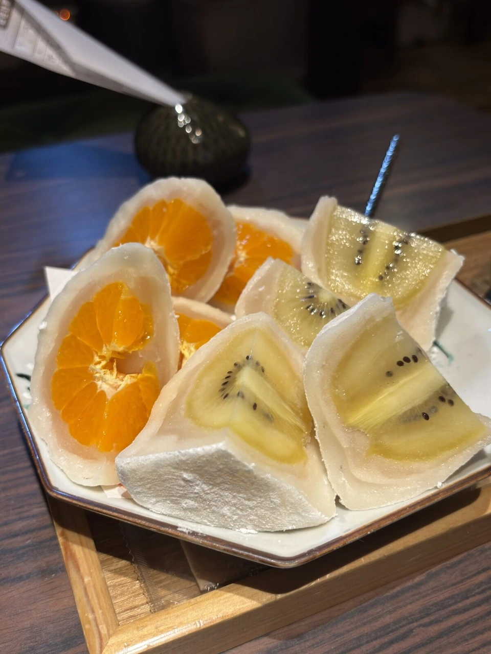 ひがし茶屋街の店の、断面が見えるように切られたみかんとキウイの大福