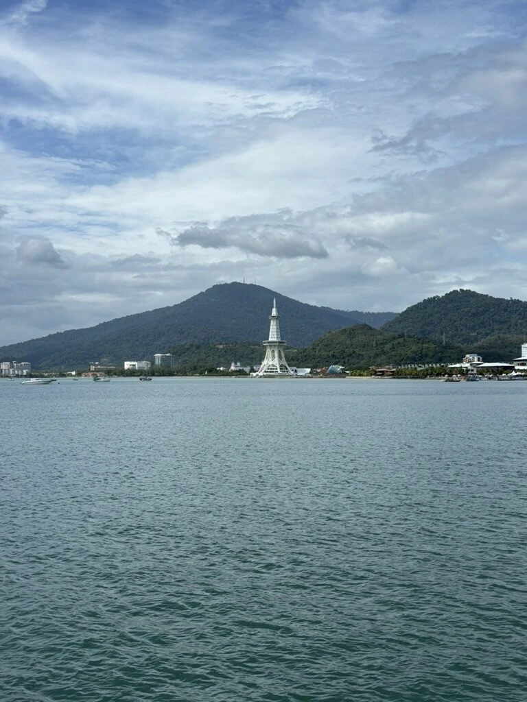 イーグルスクエアから見た海と対岸の山