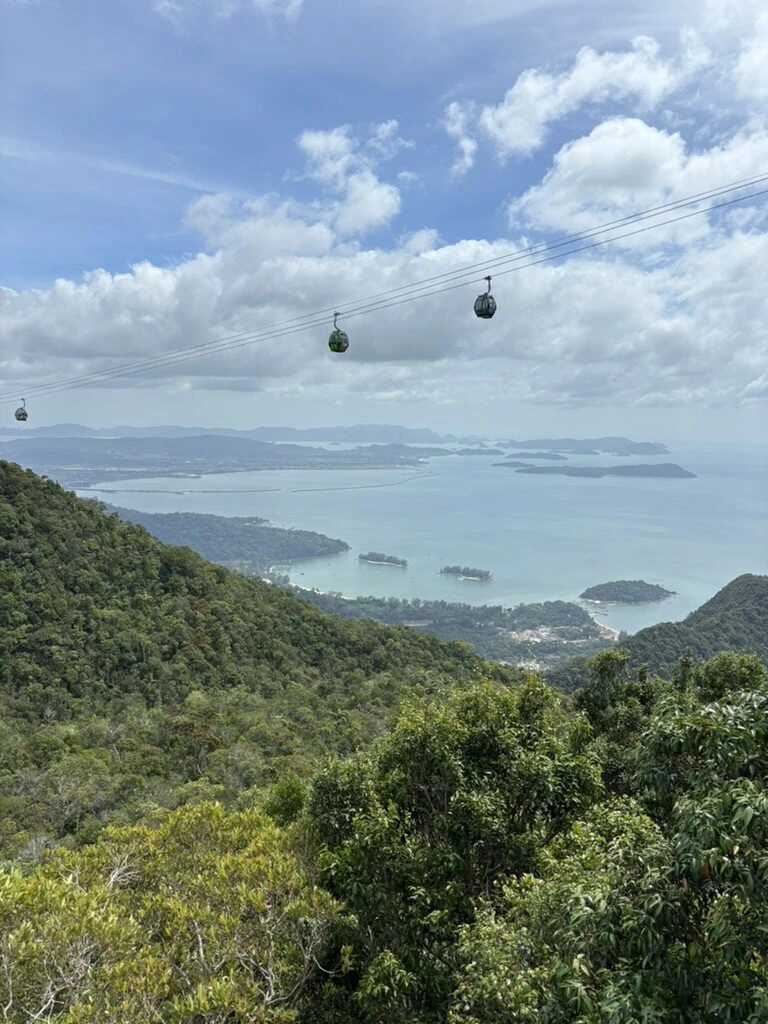 ランカウイの海と島々を背景に空中を進むスカイキャブのゴンドラ