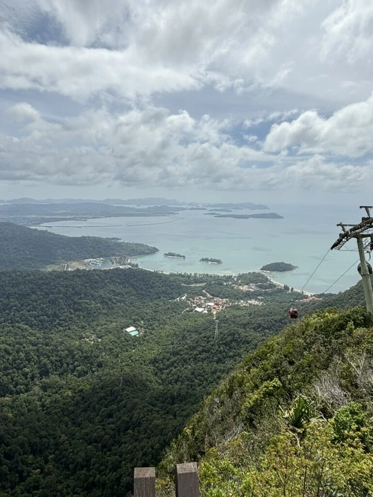 マチンチャン山の山頂付近から見下ろしたランカウイの入り江と島々