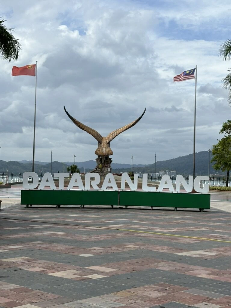ランカウイのイーグルスクエア。DATARAN LANGの文字と奥の鷲の像、国旗