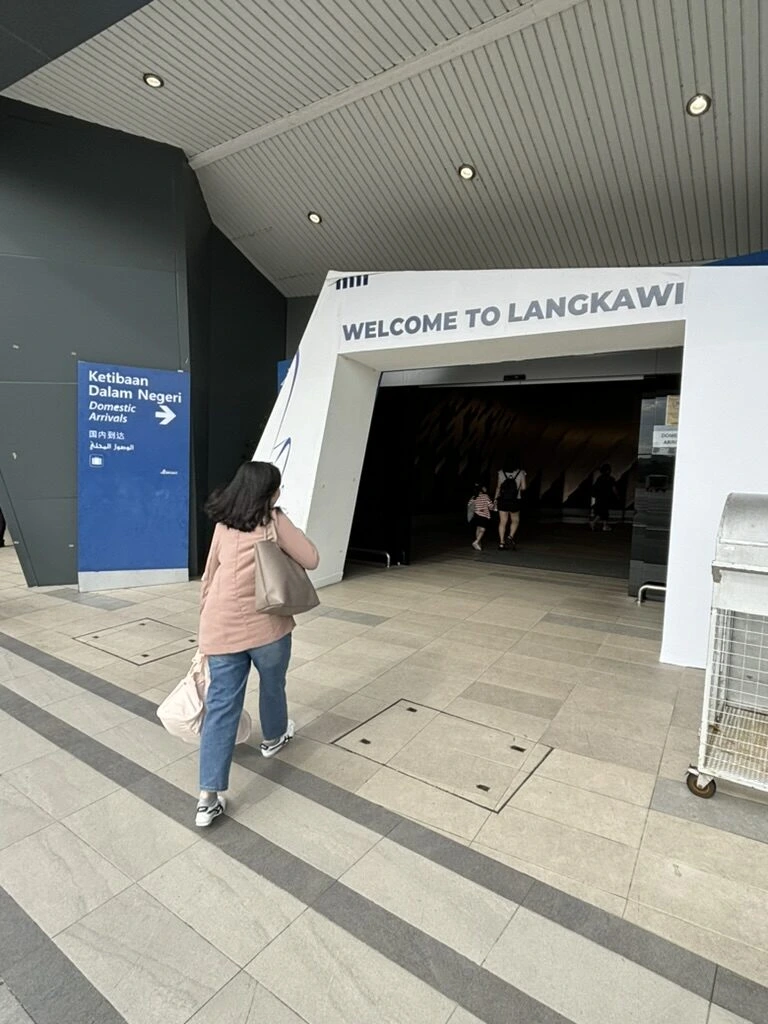 ランカウイ国際空港の到着口「WELCOME TO LANGKAWI」