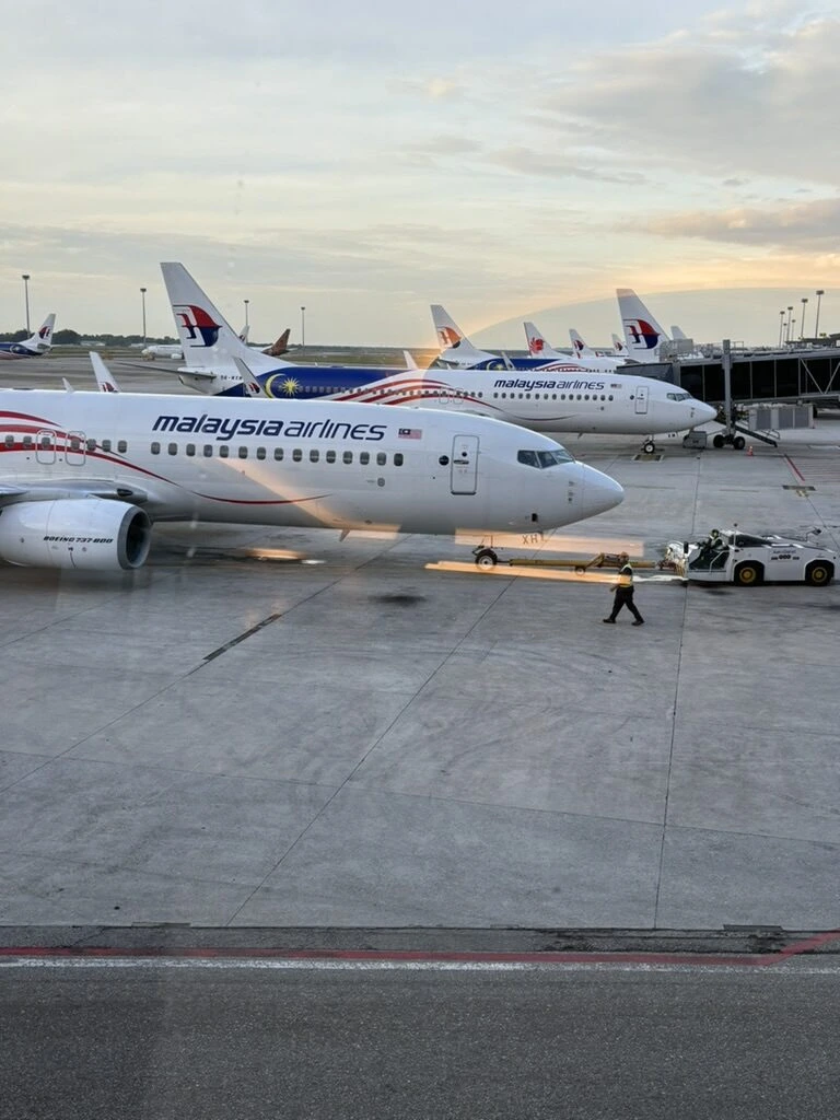 朝のKLIAの駐機場に並ぶマレーシア航空の機体