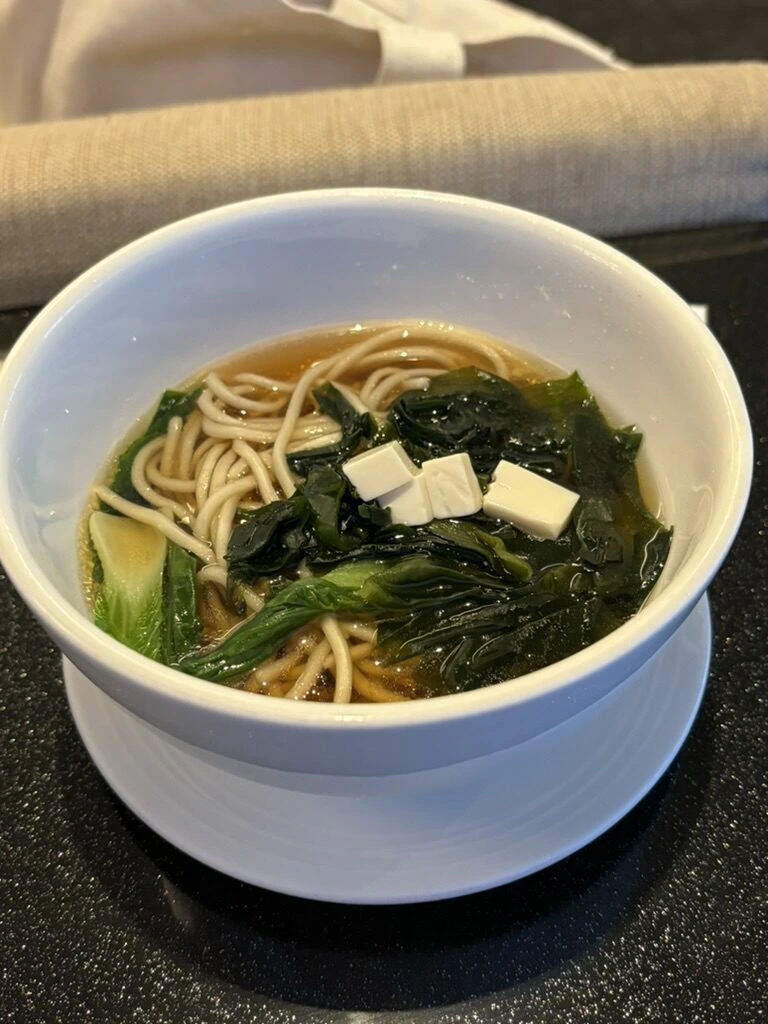 KLIAのゴールデンラウンジのNoodle Barのラーメン。わかめと豆腐がのっている