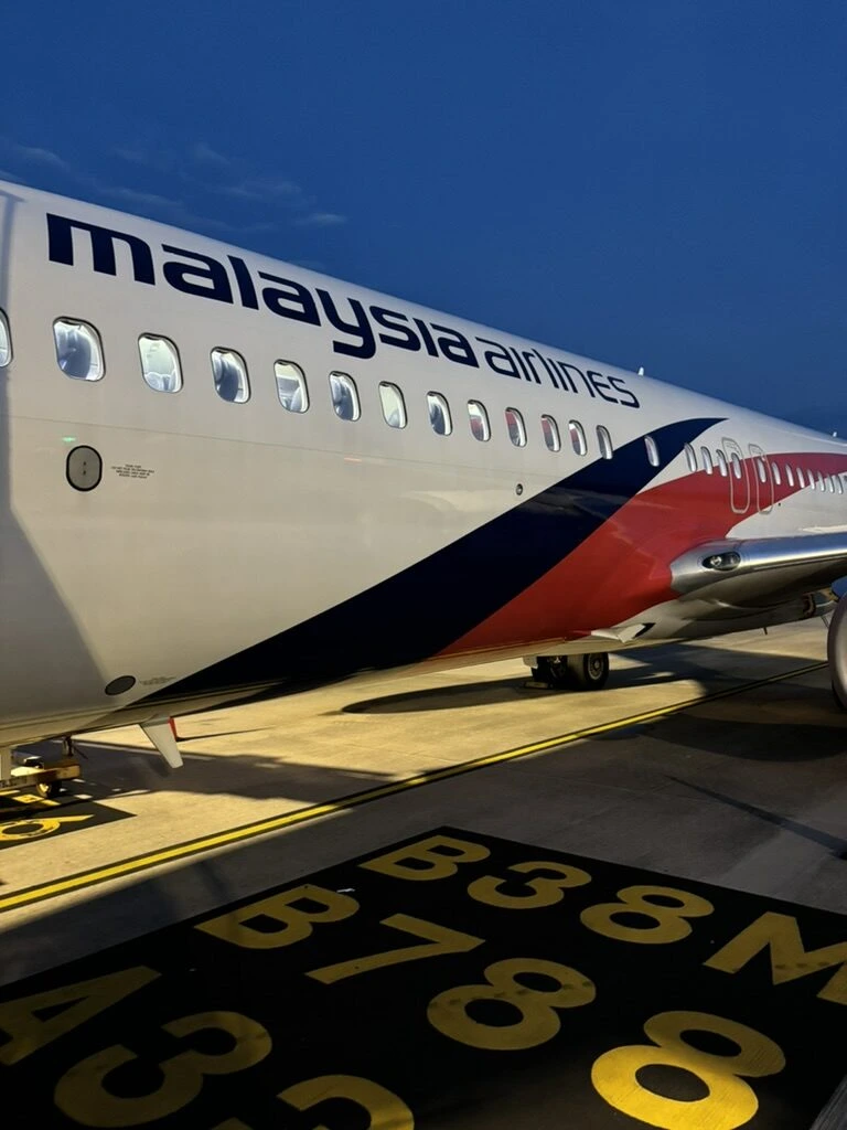 ランカウイ空港の夜の駐機場で見上げたMH1455のマレーシア航空737の胴体