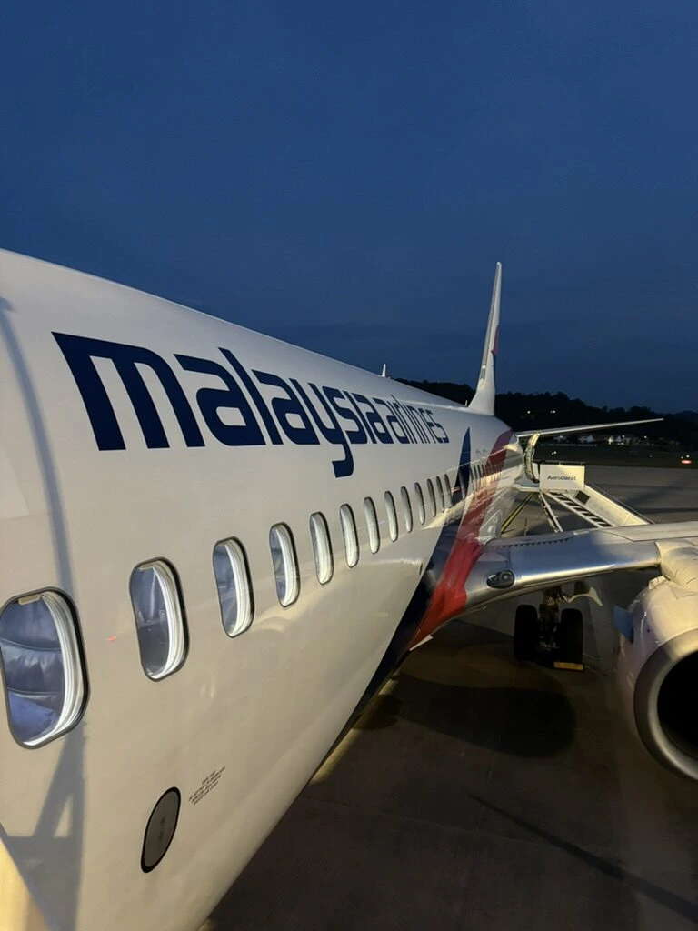 ランカウイ空港で見たmalaysia airlinesのロゴが入った737の側面とエンジン