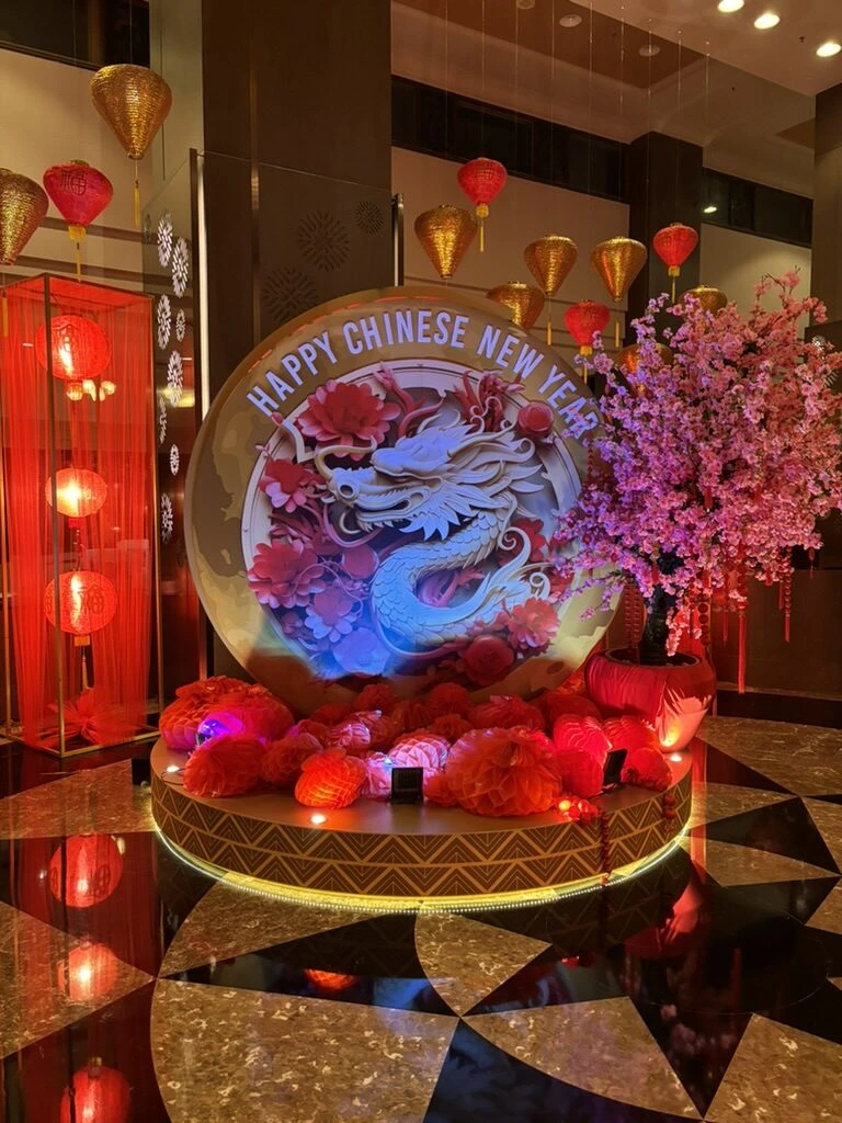 HAPPY CHINESE NEW YEARの龍の飾りと赤い提灯