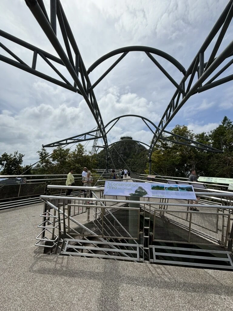 ランカウイ・スカイブリッジの入口にある鉄骨のアーチと案内板