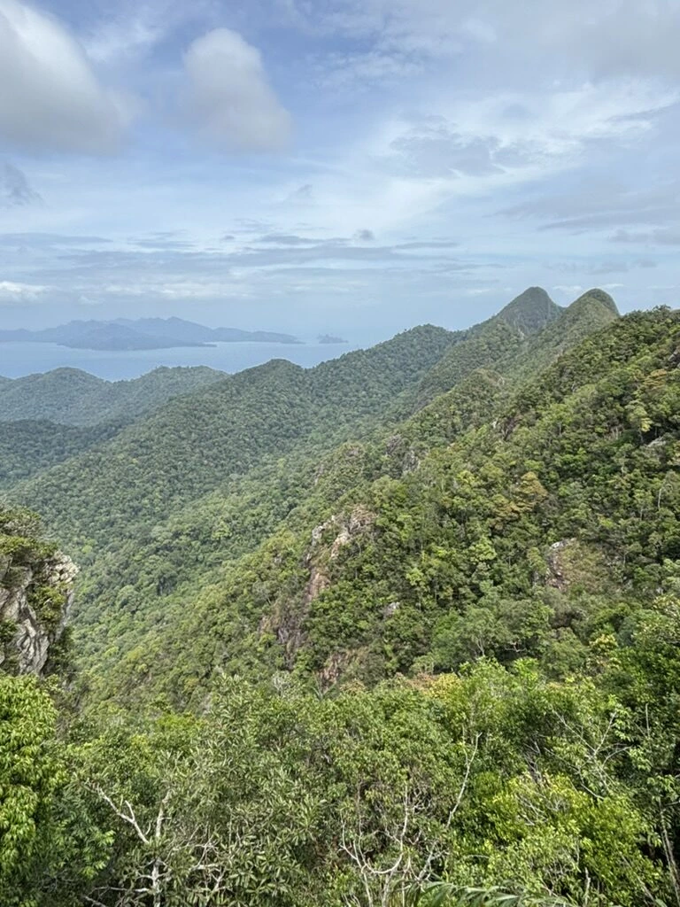 ランカウイ・スカイブリッジから見たマチンチャン山の険しい山並み