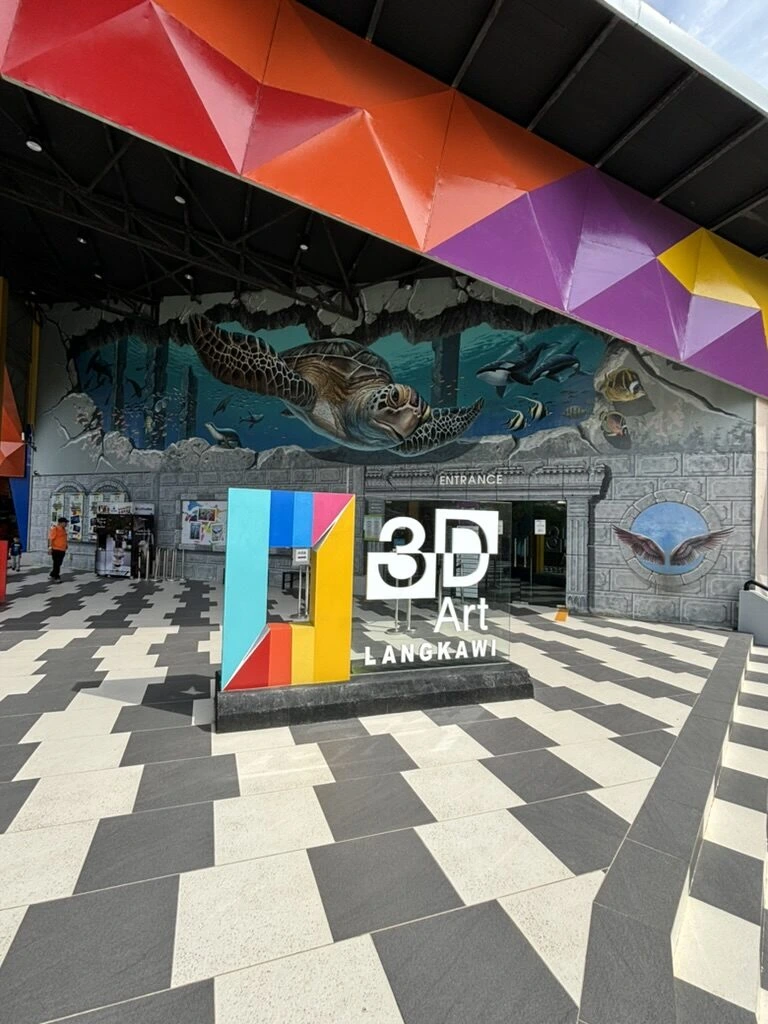 オリエンタル・ビレッジの3D Art Langkawiの入口とカラフルな外壁