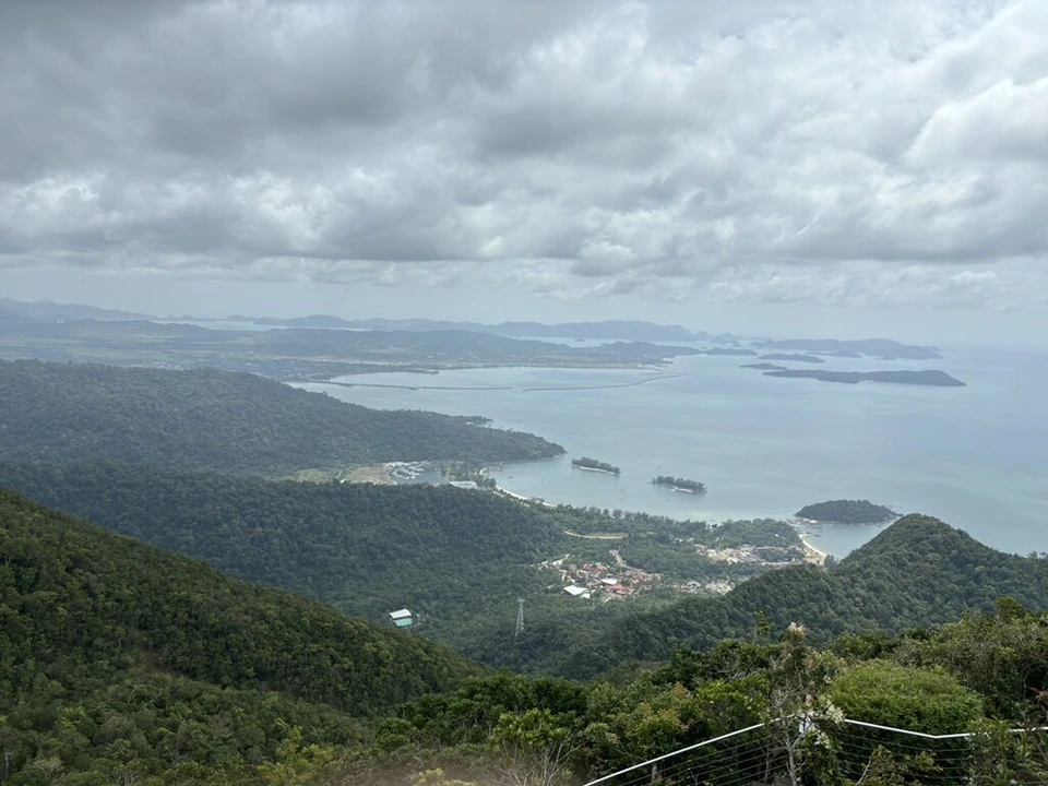 マチンチャン山の上から見下ろしたランカウイの海と島々