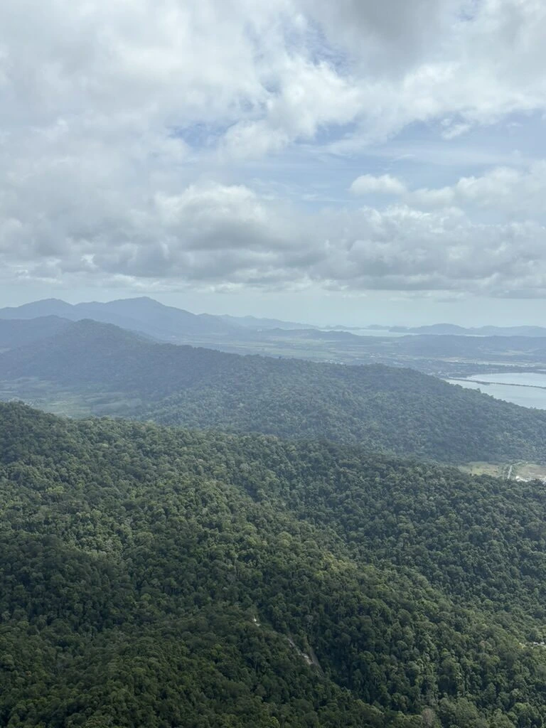 マチンチャン山の上から見たランカウイの緑の山並みと海