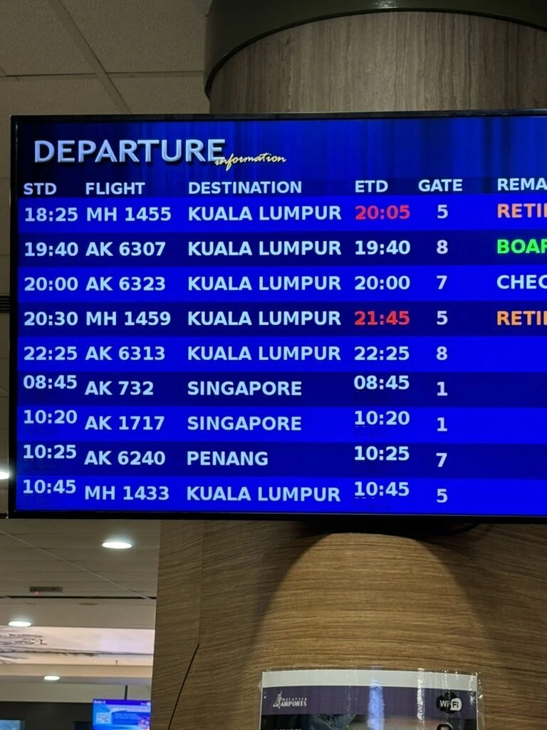 ランカウイ空港の出発案内。MH1455とMH1459にRETIMEDの表示
