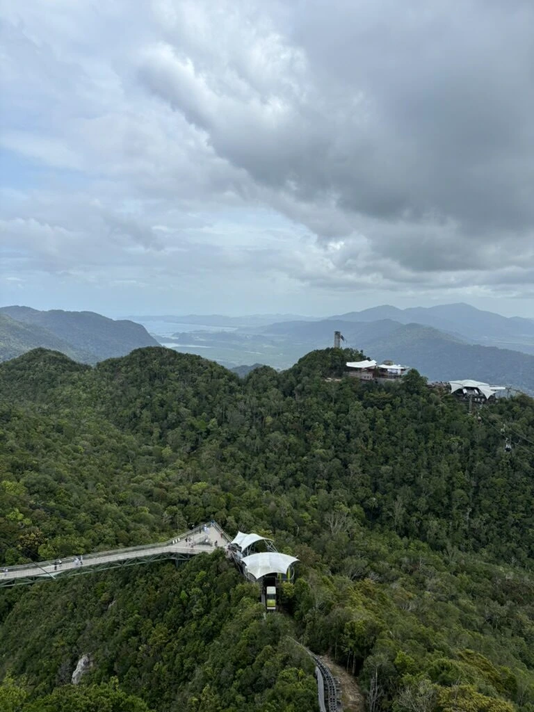 ランカウイ・スカイブリッジの端の部分と山頂の建物