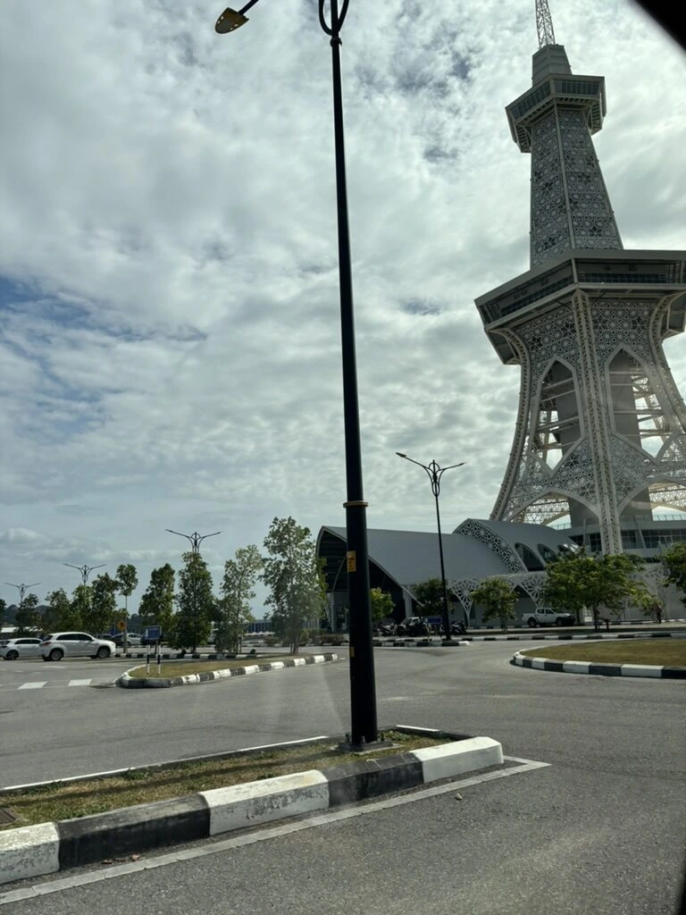 ランカウイの道路沿いに立つ展望塔