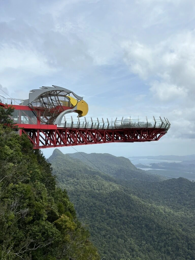 スカイキャブ中間駅のイーグルズネスト・スカイウォーク。崖から突き出した鷲の頭の形の赤い展望台