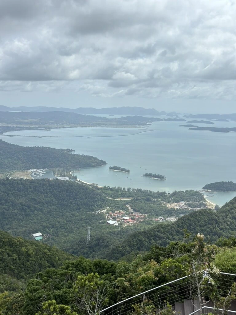 山の上から見たランカウイの海岸線と点在する島
