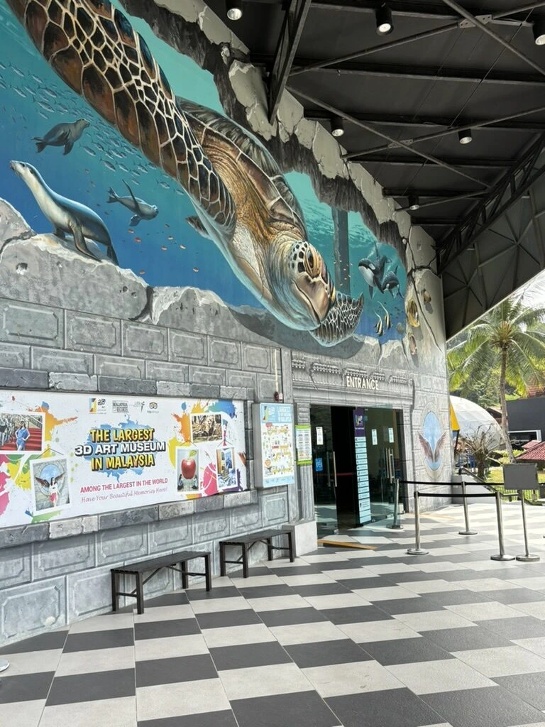 ウミガメやイルカが描かれた3D Art Langkawiの外壁