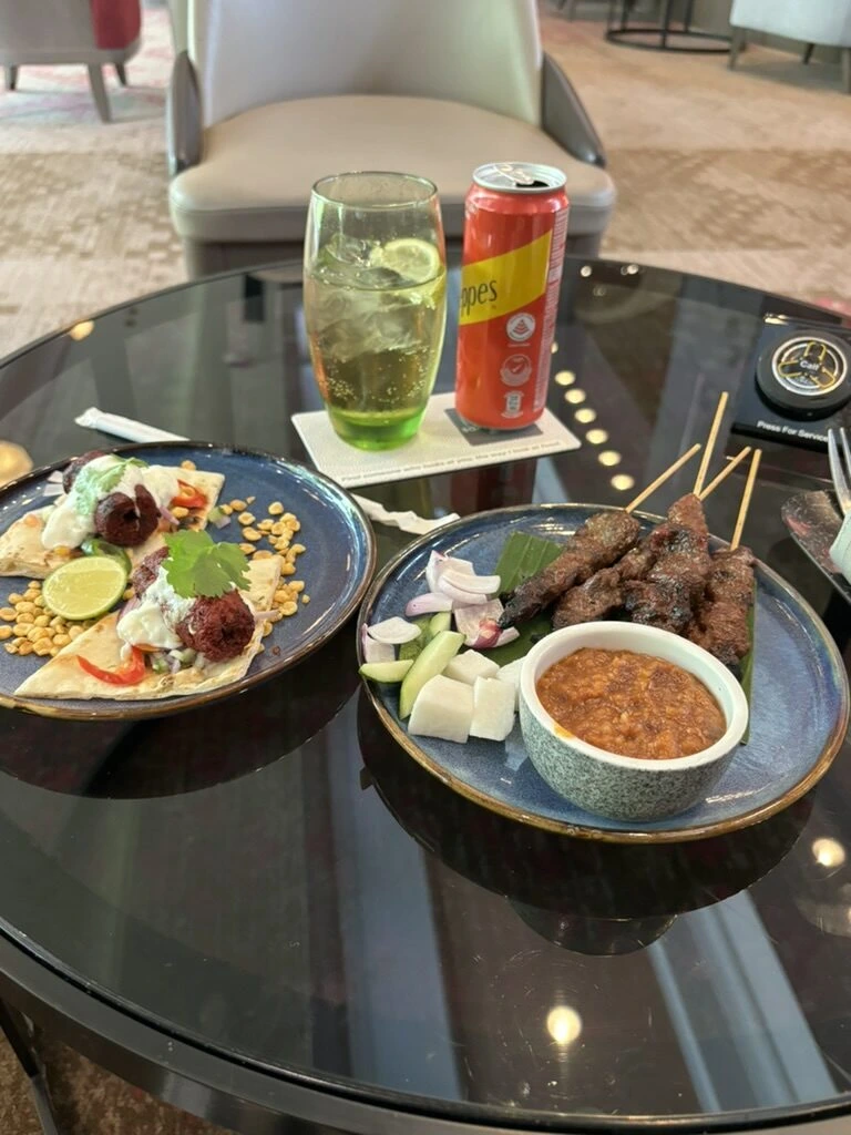 KLIAで食べたサテーとピーナッツソース、サラダ、飲み物