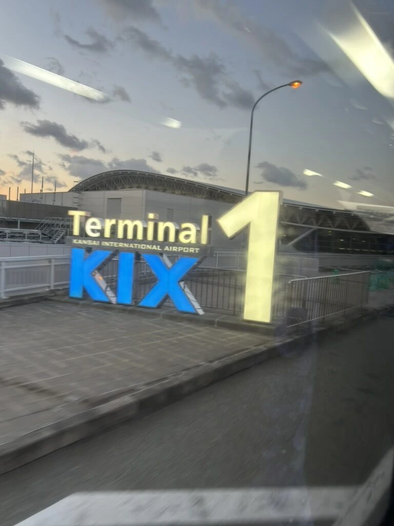 明け方の関西空港「Terminal 1 KIX」のサイン