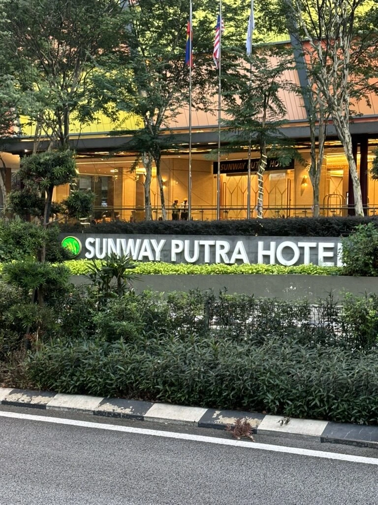 クアラルンプールのSUNWAY PUTRA HOTELの看板と植え込み