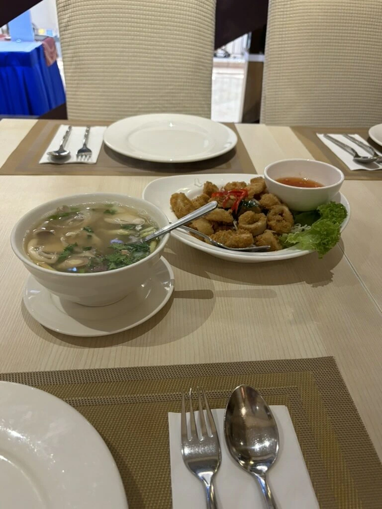 クアラルンプールで食べたスープとイカの揚げ物の夕食