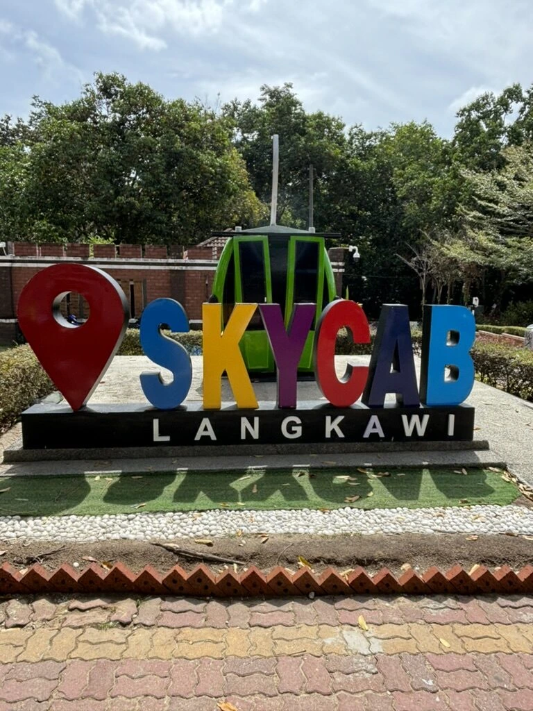ランカウイのスカイキャブ乗り場のSKYCAB LANGKAWIの文字のモニュメント