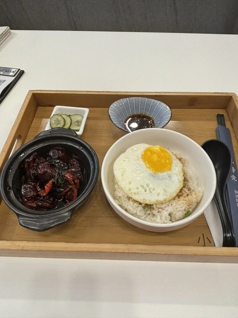 クアラルンプールで食べた土鍋の煮込みと目玉焼きのせご飯のセット