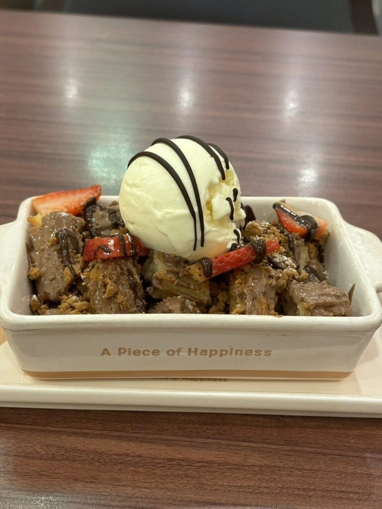 クアラルンプールで食べた、アイスをのせたブラウニーのようなデザート