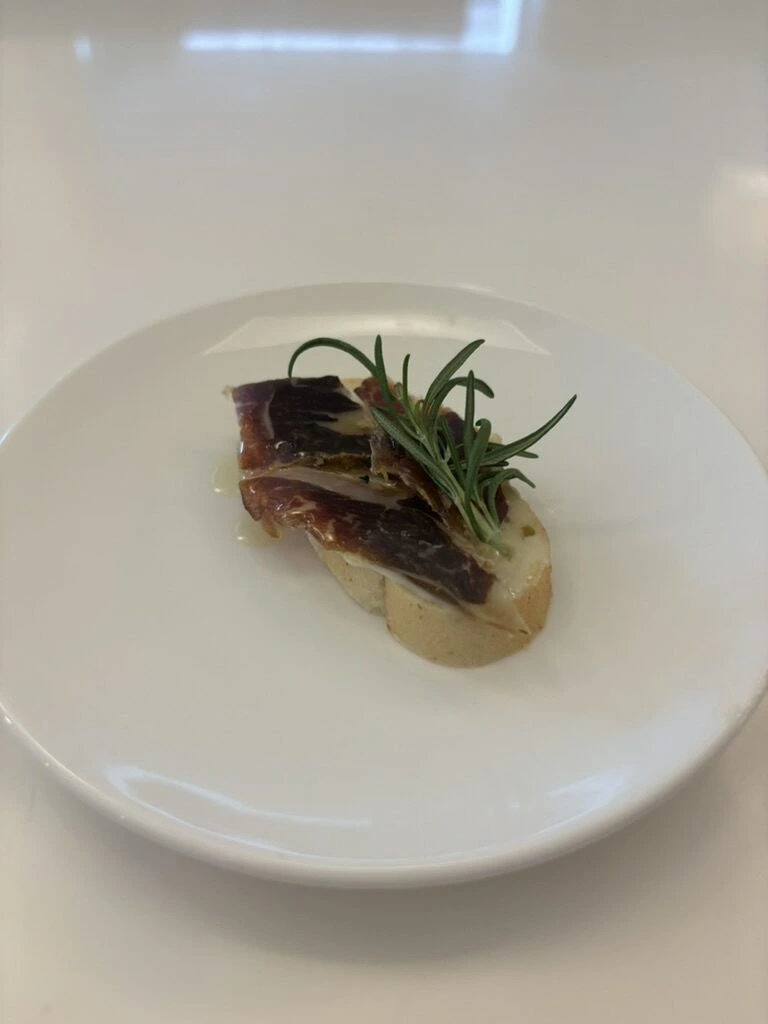 クアラルンプールで食べた、薄切り肉とハーブのひと口料理
