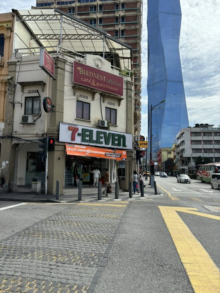 クアラルンプールのショップハウスのセブンイレブンと奥のムルデカ118