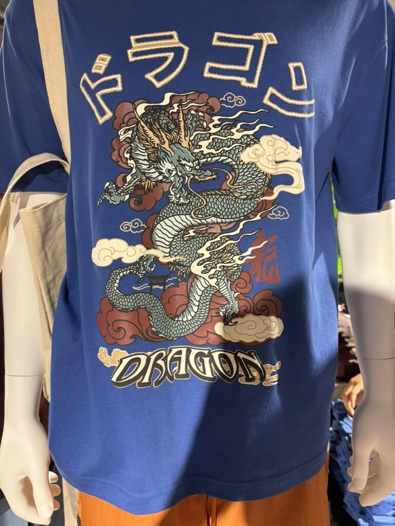 クアラルンプールの服屋に並ぶ、ドラゴンとカタカナで書かれた青いTシャツ